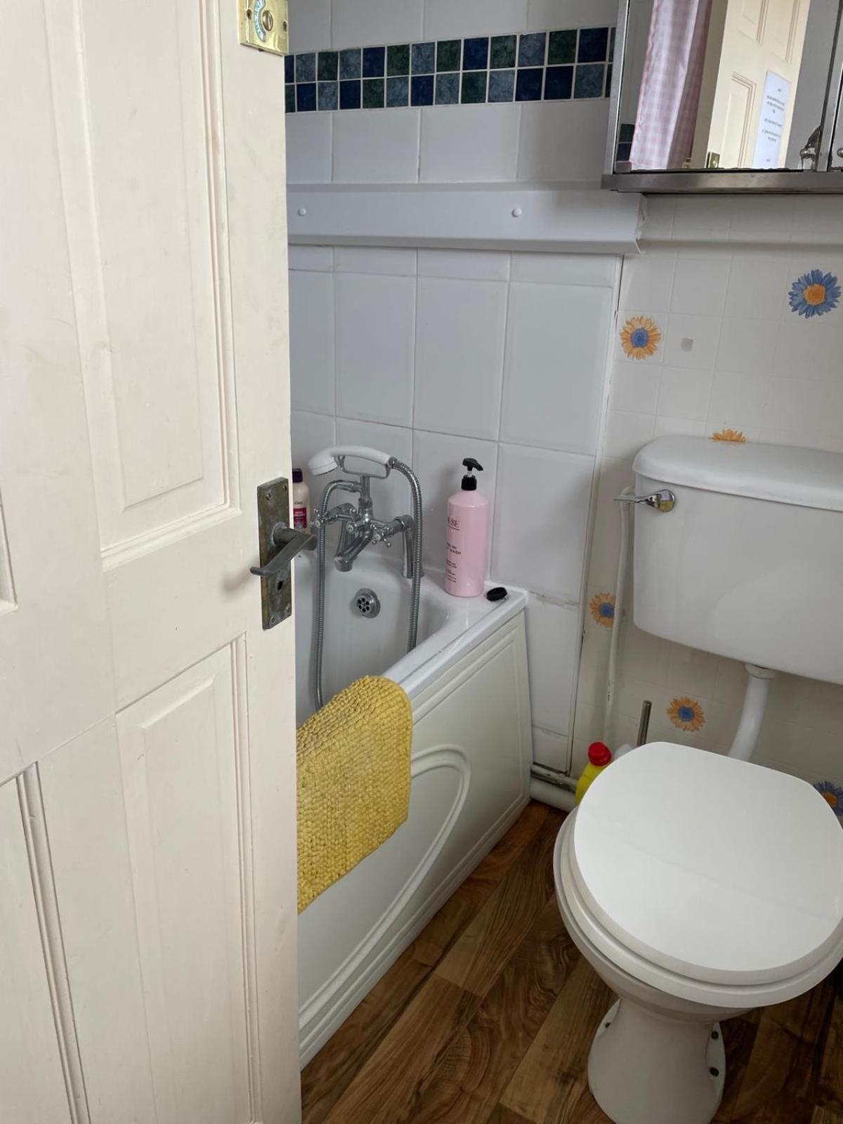 Room Only Guest Accommodation, Guest House Self Catering Bangor  Dış mekan fotoğraf