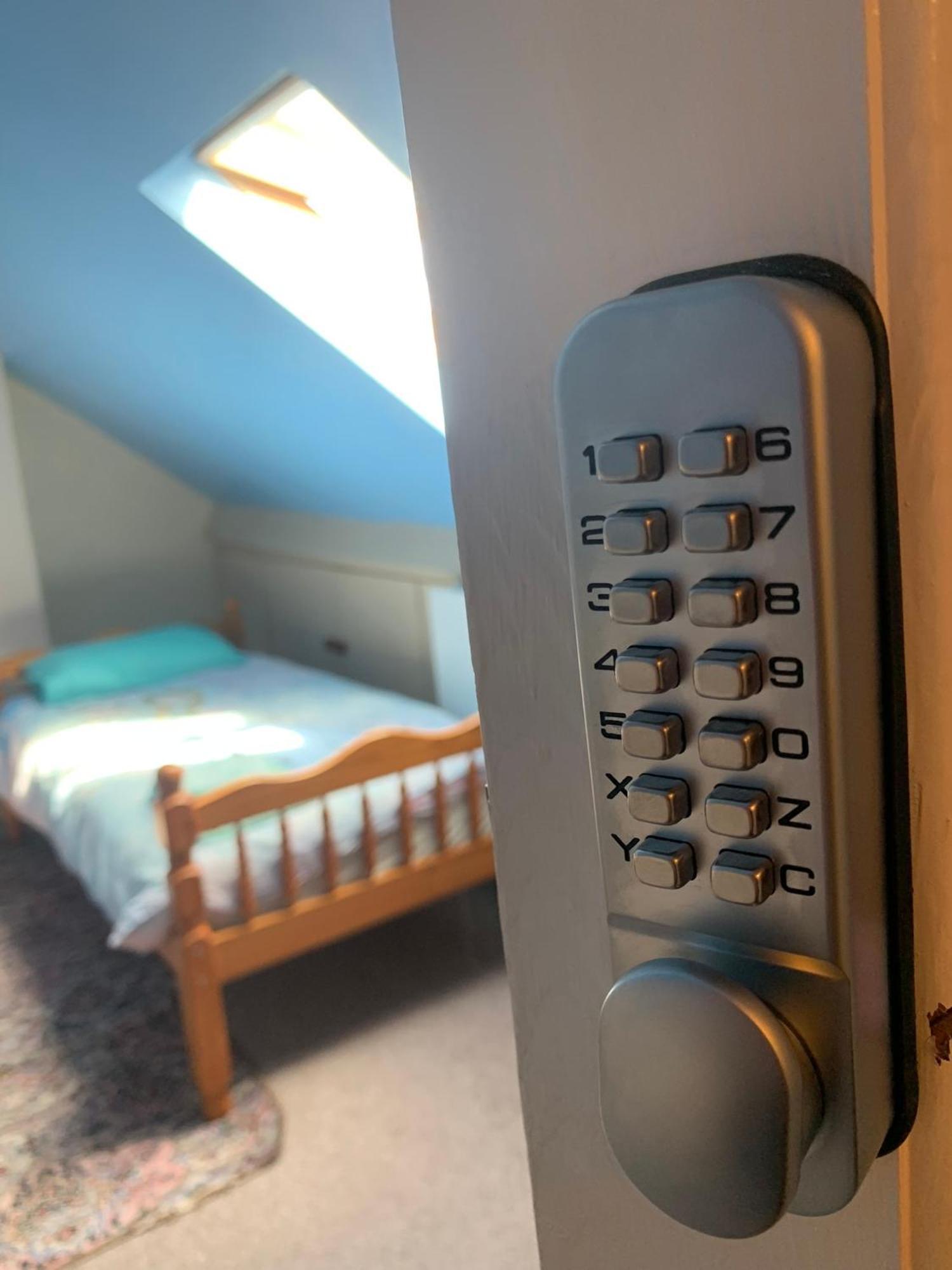 Room Only Guest Accommodation, Guest House Self Catering Bangor  Dış mekan fotoğraf